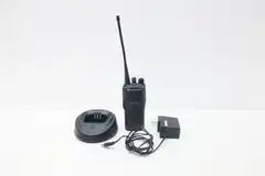 MOTOROLA AAH50RCC9AA2AN HANDHELD RADIO W/ CHARGING BASE