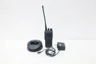 MOTOROLA AAH50RCC9AA2AN HANDHELD RADIO W/ CHARGING BASE