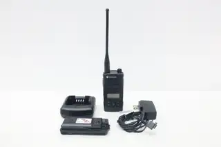MOTOROLA RU4160BKN9BA HANDHELD RADIO W/ CHARGING BASE