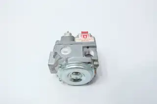 ROBERTSHAW 7000 AMVR 700-502 COMBINATION GAS VALVE 250-750 MILLIVOLT 1/2IN