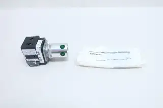 ALLEN BRADLEY 800TC-QAH2B GREEN ILLUMINATED PUSHBUTTON 12-130V-AC