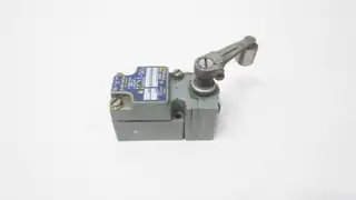 SQUARE D 9007C52B2 LIMIT SWITCH W/ ROLLER ARM 600V-AC
