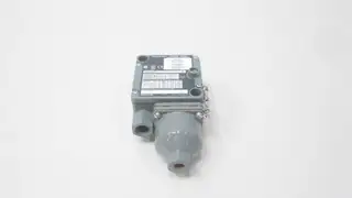 ALLEN BRADLEY 836T-T251J PRESSURE SWITCH 24-600V-AC 30IN.VAC-35PSI 1/4IN