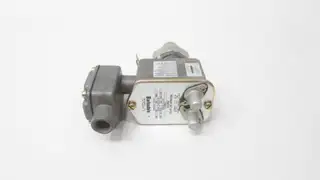 BARKSDALE TC9622-2 PRESSURE SWITCH 1/4IN 0-1600PSI 6-250V-DC 125-600V-AC