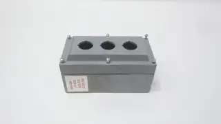 ALLEN BRADLEY 800H-3HZ4R PLASTIC PUSHBUTTON ENCLOSURE 3.75X3.375X2.375IN