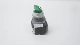 ALLEN BRADLEY 800T-16HG17KB6AX 2 POS ILLUMINATED GREEN SELECTOR SWITCH 120V-AC